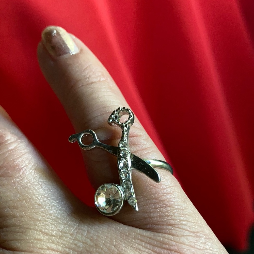 Pinky ring scissors